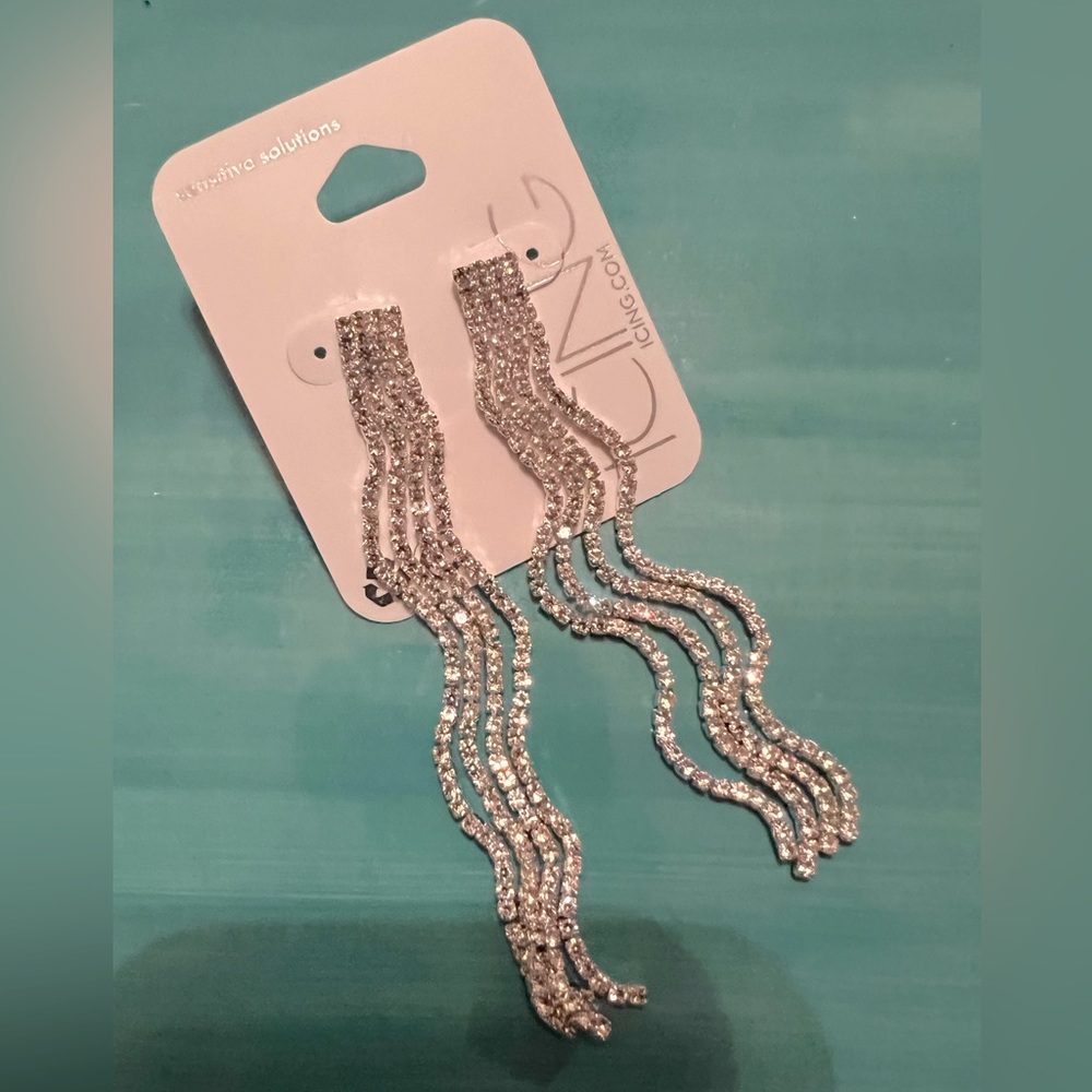 🎈NEW🎈 Beautiful sparkling silver wavy earrings